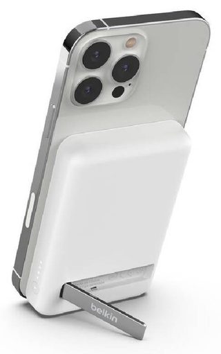 Внешний аккумулятор Belkin BoostCharge Magnetic Wireless Power Bank 5K + Stand, белый