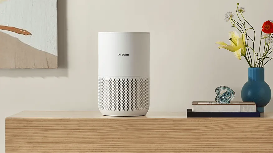 Komod ustidagi Xiaomi Smart Air Purifier 4 Compact — avtomatik rejim tezlikni oʻzi tanlaydi