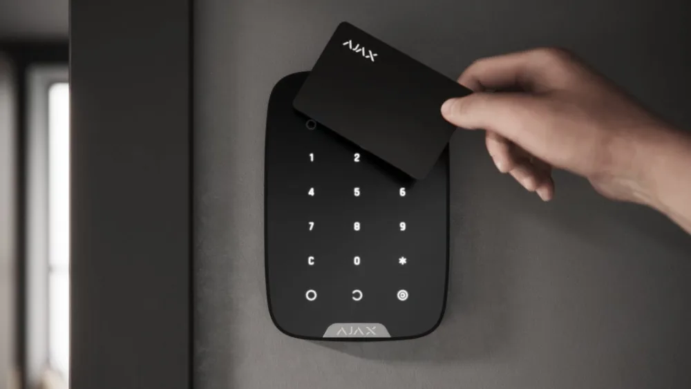 Клавиатура Ajax Keypad Plus и бесконтактная карта Pass