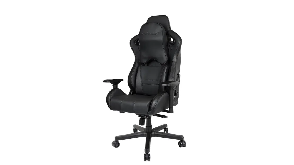 AndaSeat Dark Knight в чёрной экокоже со вставками под карбон, вид вполоборота