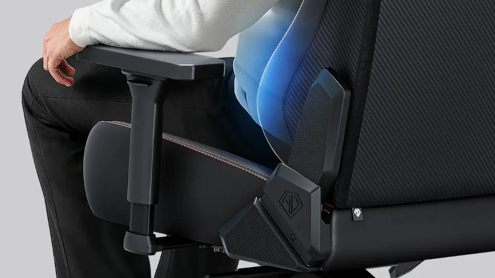Поясничный изгиб в спинке AndaSeat Kaiser 3E поддерживает поясницу сидящего человека