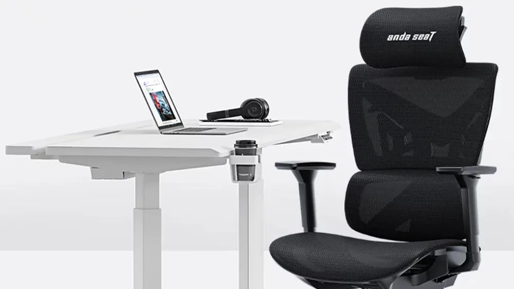 AndaSeat X-Air Mega с сетчатыми сиденьем, спинкой и подголовником у белого стола с ноутбуком