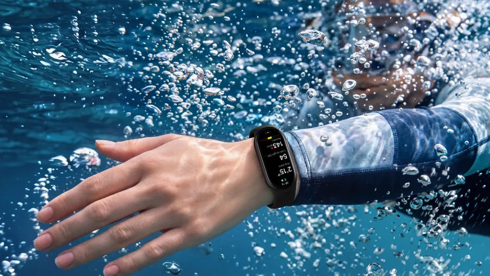 Suv ostidagi suzuvchi qoʻlida Xiaomi Smart Band 11 — suv ostida puls va 5ATM