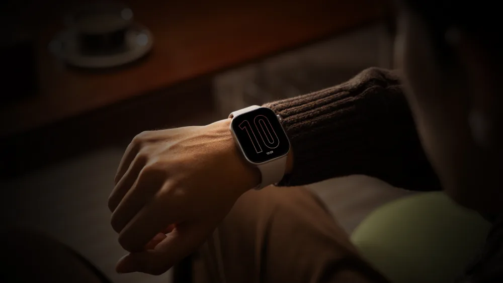 Kechqurun qoʻldagi Redmi Watch 6 — 2,07″ kvadrat ekran yaxshi koʻrinadi, lekin 46 mm korpus bilakda sezilarli