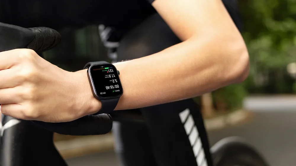 Velosipedchi qoʻlidagi Redmi Watch 6 — ekranda tezlik va masofa, yoʻnalish telefonsiz GNSS orqali