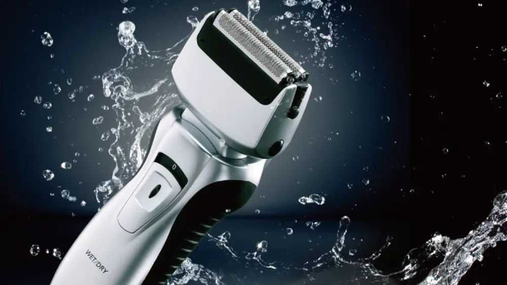 Электробритва Panasonic ES-RW30 в брызгах воды