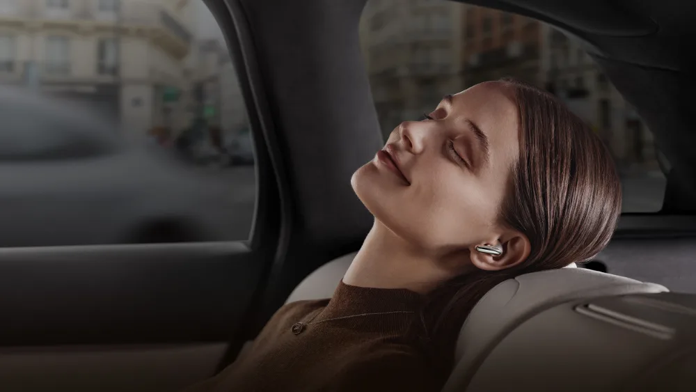 Mashinada Xiaomi Buds 5 quloqchinlarida mudrayotgan qiz — gʻilofsiz 6,5 soatgacha