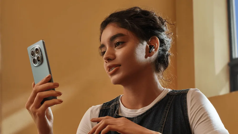 Redmi Buds 8 Active quloqchinlarida telefonda gaplashayotgan qiz — sunʼiy intellektli ikkita mikrofon