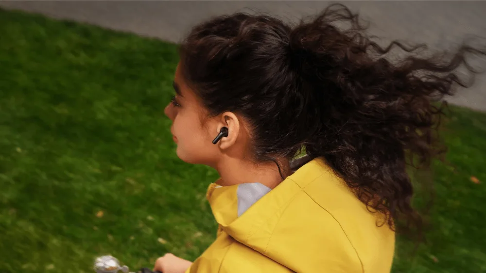 Shamolda Redmi Buds 8 Active taqqan qiz — qoʻngʻiroqlarda 6 m/s gacha shamoldan himoya