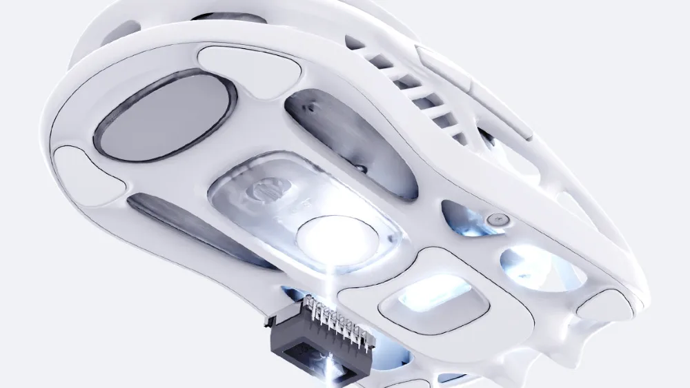 GravaStar Mercury M2 Opaline White снизу: окно сенсора и скользящие ножки
