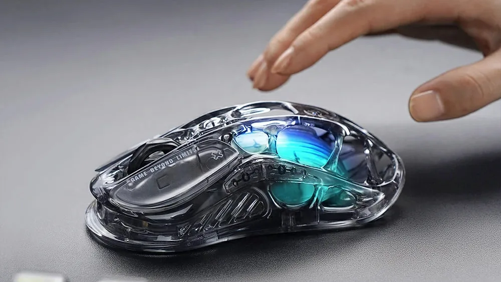 Рука над прозрачной GravaStar Mercury M2 Transparent Black с голубой подсветкой