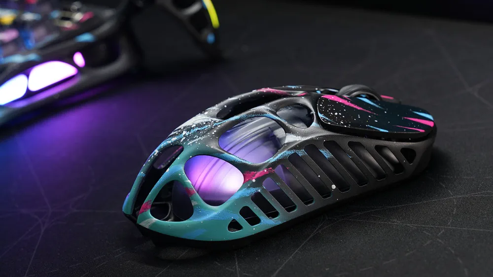 GravaStar Mercury X Pro Neon Graffiti сбоку на столе: вырезы корпуса и подсветка внутри