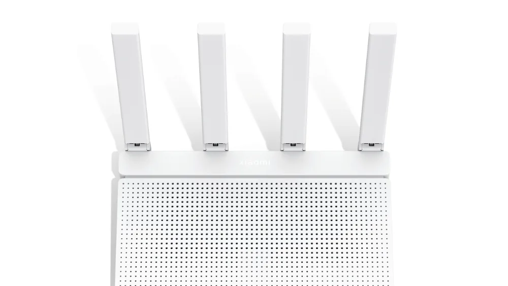 Xiaomi Router AX3000T спереди: четыре антенны над белым корпусом