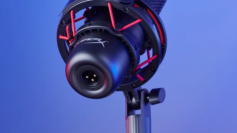 Amortizatorli osmadagi HyperX ProCast, pastdan XLR ulagichiga koʻrinish