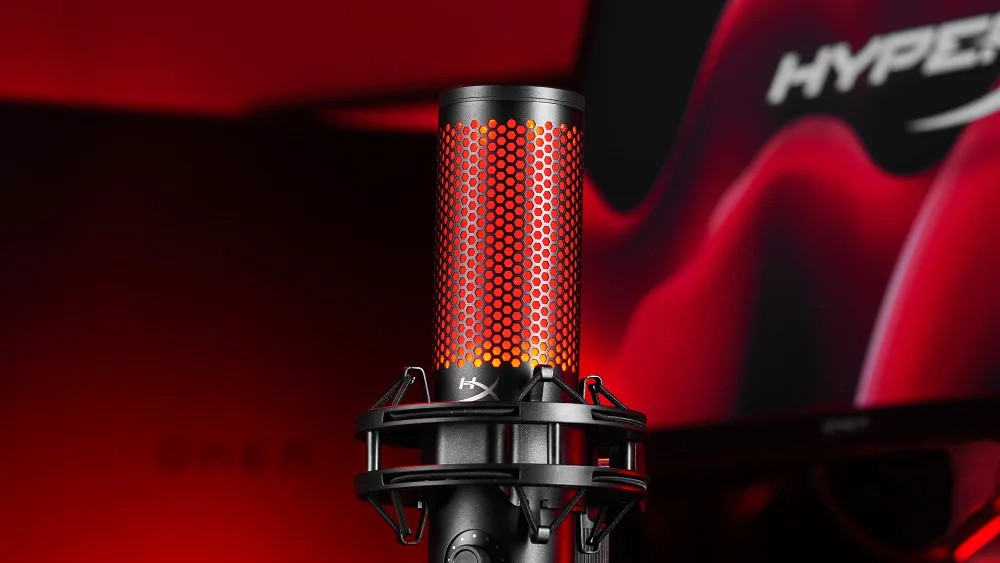 Tagliqdagi amortizatorda panjarasi qizil yoritilgan HyperX QuadCast 2