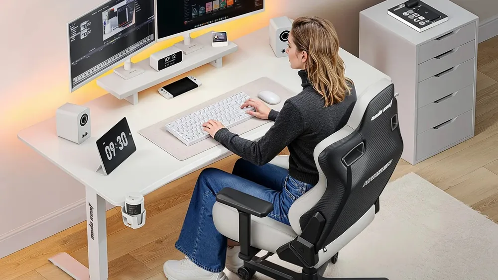 Ikki monitor va kreslo bilan oq AndaSeat Xtreme stoli