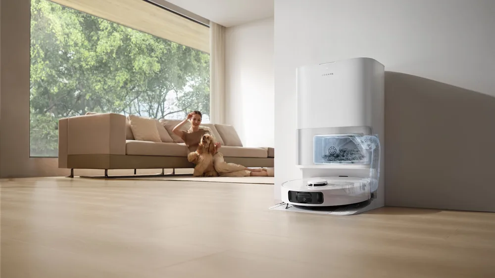 Станция Dreame D30 Ultra у стены в гостиной, робот заехал на базу