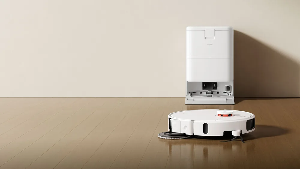 Xiaomi Robot Vacuum H50 Pro выезжает со станции, одна швабра выдвинута к краю