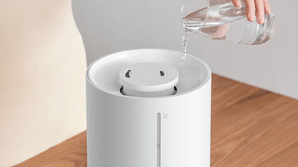 Xiaomi Humidifier 2 Lite ga shisha koʻzadan yuqoridan suv quyilmoqda