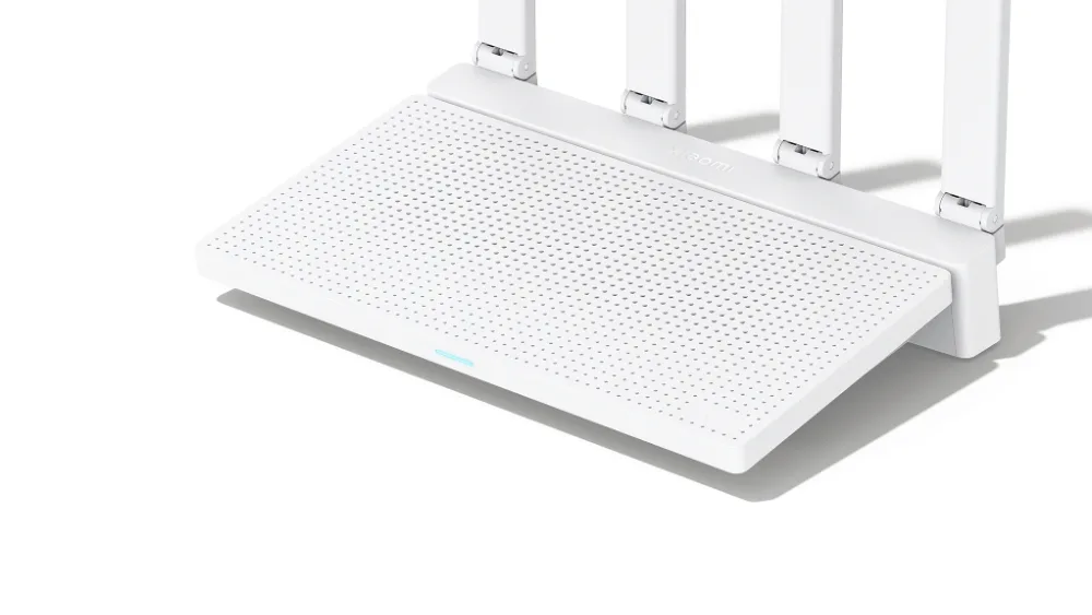 Xiaomi Router AX3000T под углом: крупный корпус и основания антенн