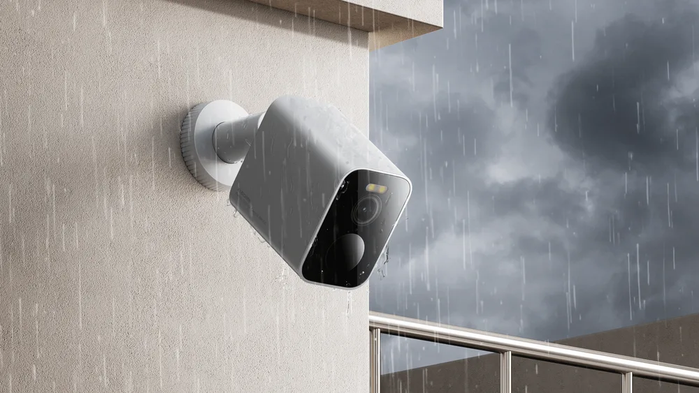 Xiaomi Outdoor Camera BW300 на стене дома под дождём