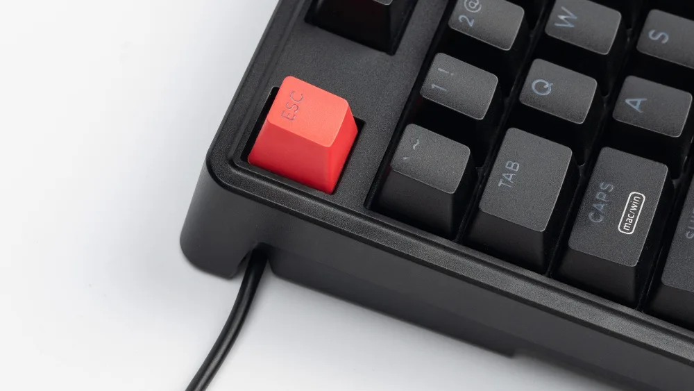 Кабель Keychron C3 Pro выходит через паз в днище корпуса