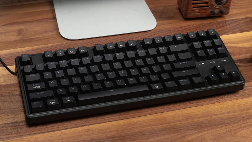 Keychron C3 Pro на деревянном столе — формат TKL без цифрового блока