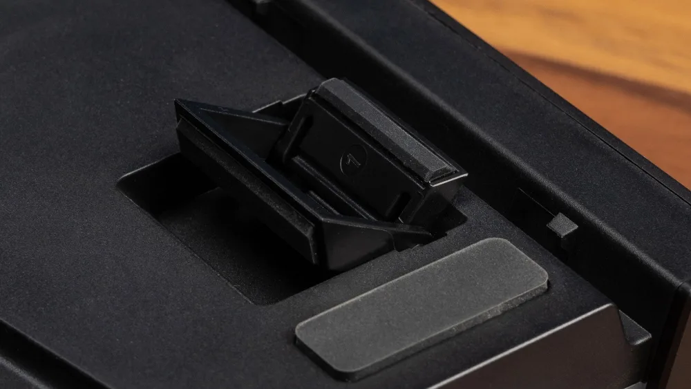 Откидная ножка на дне Keychron C3 Pro — наклон меняется в три положения