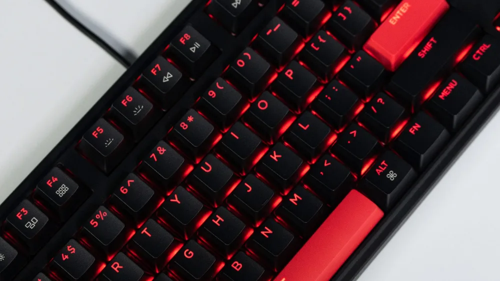 Красная подсветка Keychron C3 Pro — буквы просвечивают сквозь колпачки