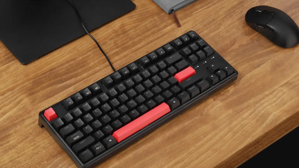 Keychron C3 Pro рядом с мышью на деревянном столе