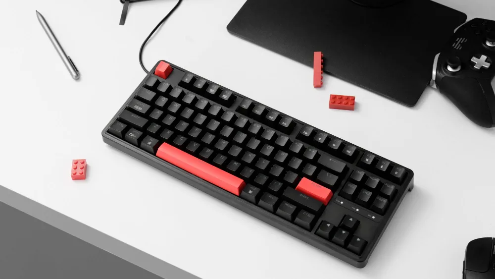 Keychron C3 Pro в три четверти — чёрные колпачки и красные клавиши Esc, Enter и пробел