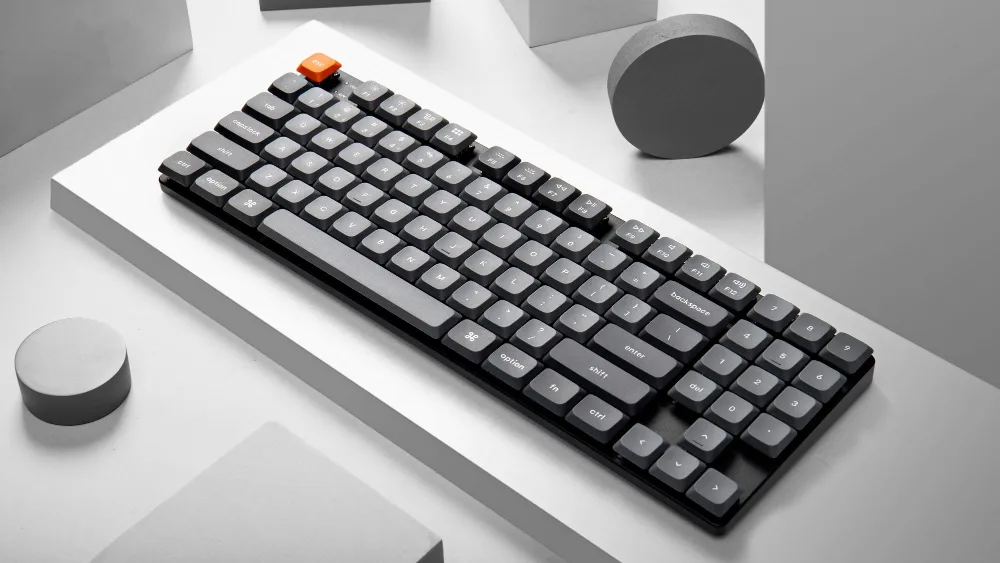 Keychron K13 Max на белом фоне: ряд F с цифрами 7, 8, 9 и цифровой блок справа