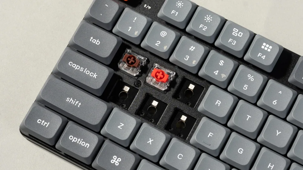 Keychron K13 Max со снятыми клавишами: гнёзда горячей замены и низкопрофильные переключатели