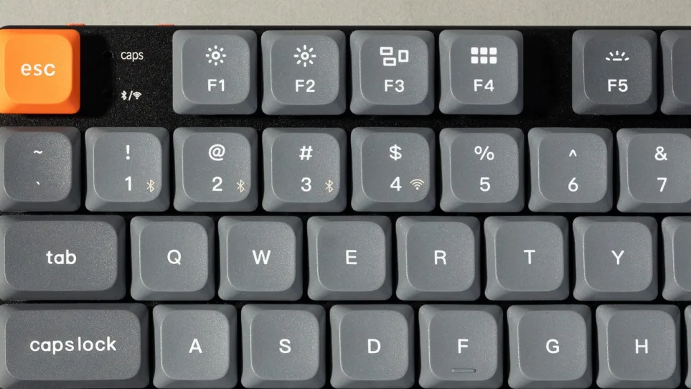 Низкие колпачки Keychron K13 Max крупно: Esc, ряд F и буквенный блок