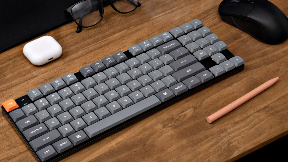Keychron K13 Max на рабочем столе рядом с мышью и наушниками