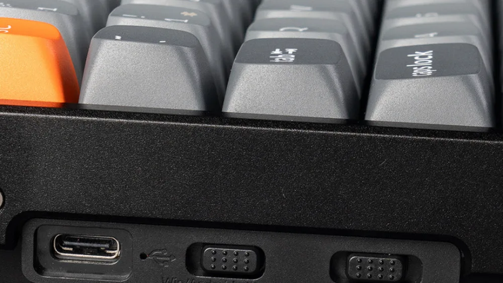 Keychron K2 Max ning yon tomoni: Type-C ulagichi va ikkita tugmacha — tizim va ulanish rejimi