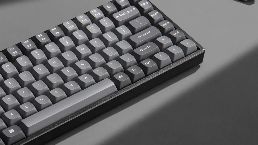 Kulrang stoldagi Keychron K2 Max ning oʻng qismi: Backspace, Enter, strelkalar, Page Up, Page Down, Home va End