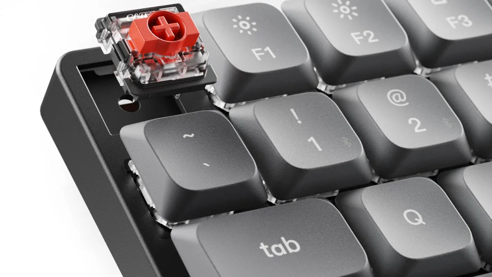 Низкопрофильный переключатель Gateron Red над гнездом Keychron K3 Max рядом с клавишами F1 и F2