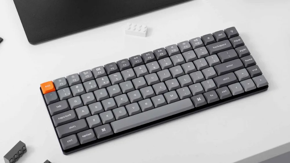 Keychron K3 Max на белом рабочем столе перед подставкой монитора