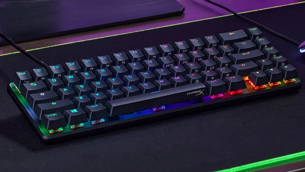 Клавиатура HyperX Alloy Origins 65 с RGB-подсветкой на коврике у монитора