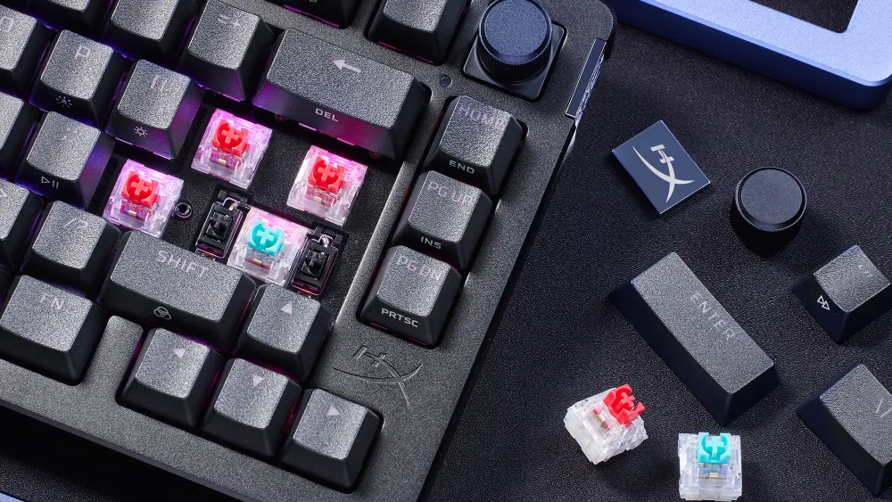 HyperX Alloy Rise 75 с вынутыми переключателями и съёмником рядом