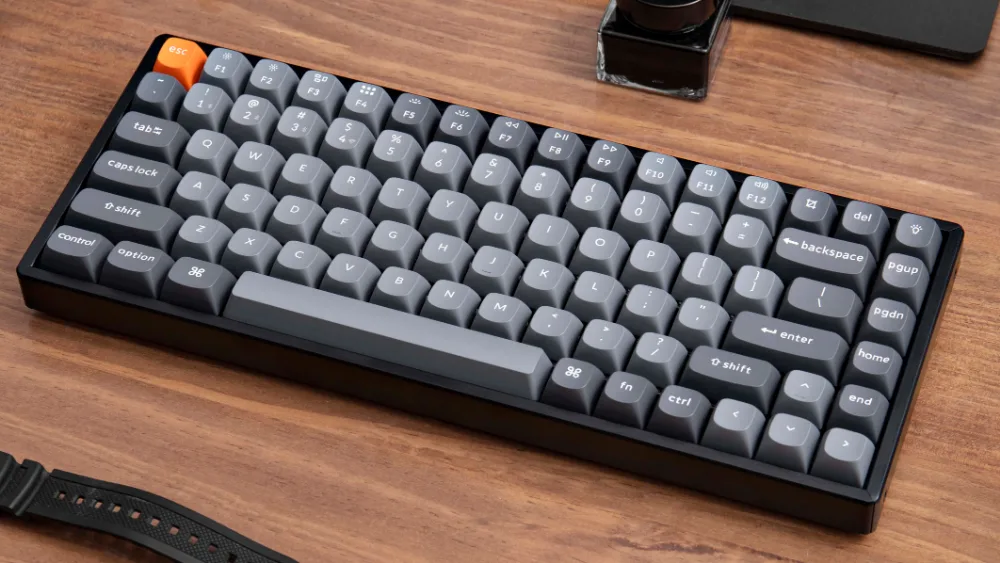 Клавиатура Keychron K2 Max на деревянном столе
