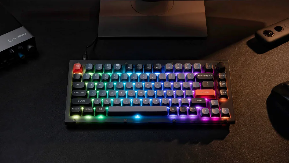 Клавиатура Keychron V1 с RGB-подсветкой на тёмном столе