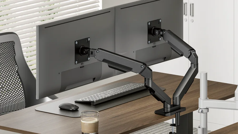 Ofisdagi ish stolida ikki monitorli Brateck LDT123-C024P
