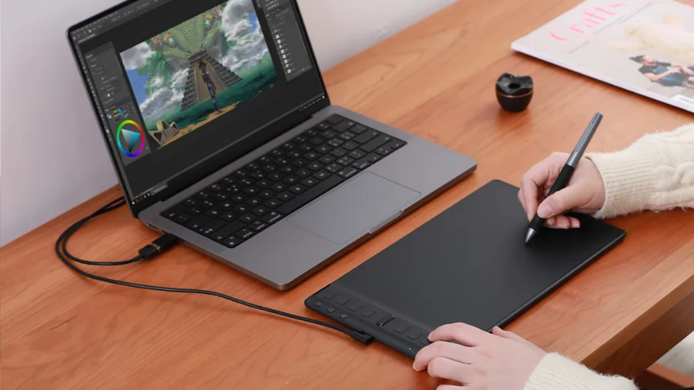 Tugmalari va skrolleri bor Huion Inspiroy 2 M noutbukka kabel bilan ulangan, qoʻl pero bilan chizadi