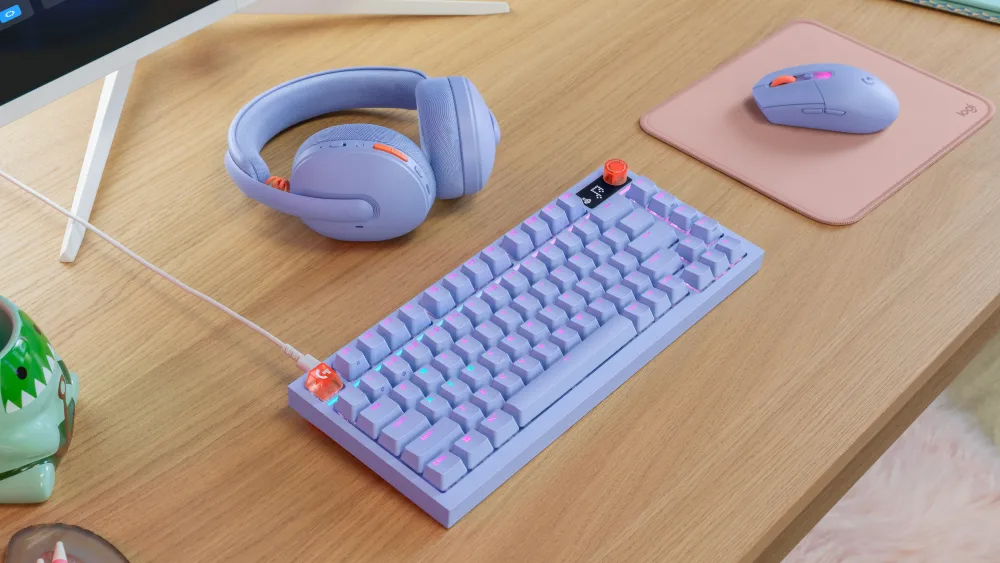 Ish stolida siren rangli Logitech G G3 seriyasidagi sichqoncha, klaviatura va garnitura