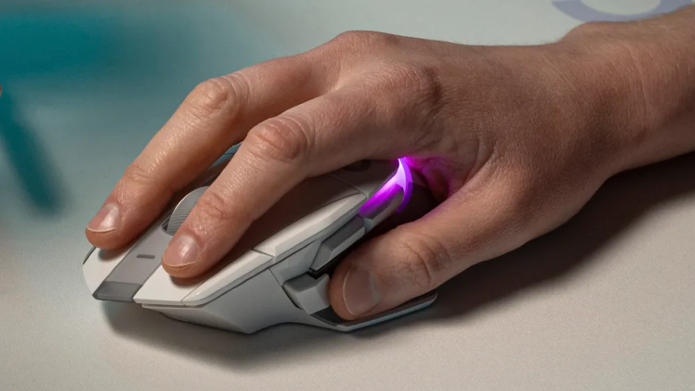 Yoritilgan oqish Logitech G502 X PLUS sichqonchasi ustidagi qoʻl