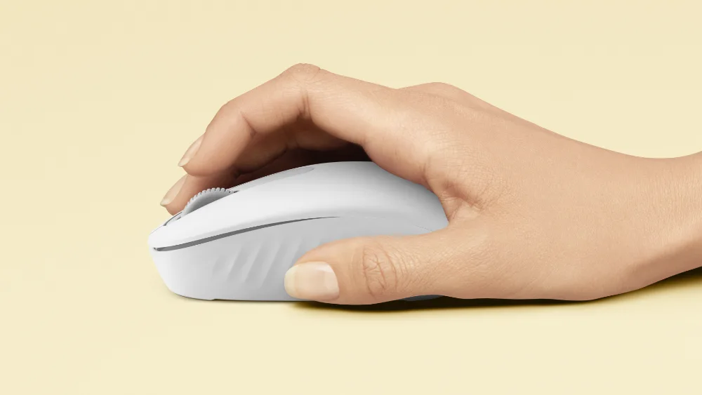 Och rangli Logitech M196 sichqonchasi ustidagi qoʻl
