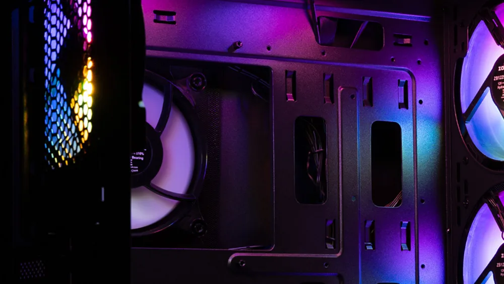 Внутри корпуса Zalman N7 PLUS V2: вентиляторы с подсветкой спереди и сверху