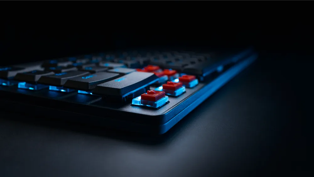 Клавиши Logitech G515 RAPID TKL крупным планом с подсветкой